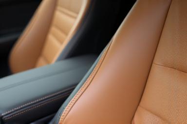 Primo piano di un sedile in pelle pulito e trattato